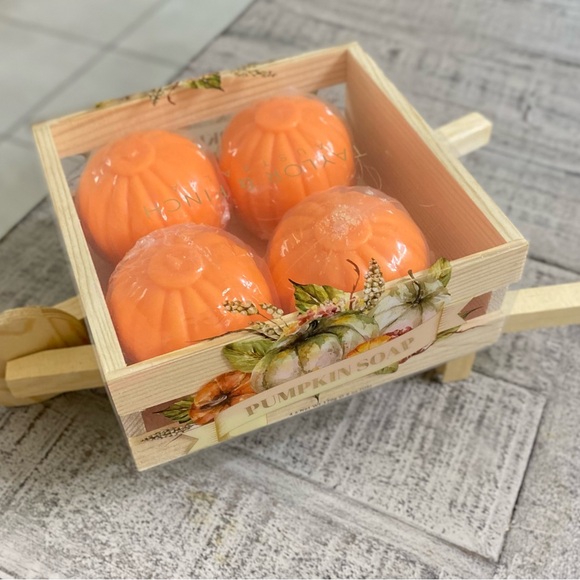 Taylor & Finch Australia Round Pumpkin Bar Soaps in a Wheelbarrow - Picture 5 of 6